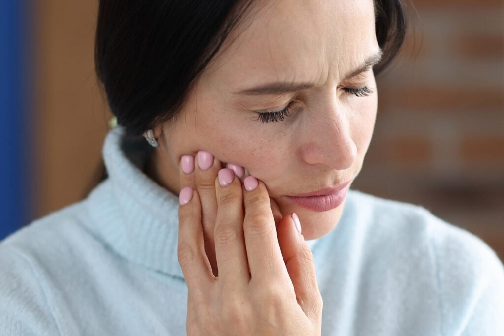 Les ulcères buccaux, les maux de dents, les gingivites, etc… Toutes ces conditions sont susceptibles de se produire en cas de carence en vitamine D. Moins de vitamine D équivaut à moins de calcium, ce qui finira par affecter la structure dentaire. De plus, cette hormone exerçant une action anti-inflammatoire et anti-microbienne dans le corps, il est probable que des ulcères buccaux et d’autres maux oraux se produisent, ce qui peut entraîner des douleurs buccales.